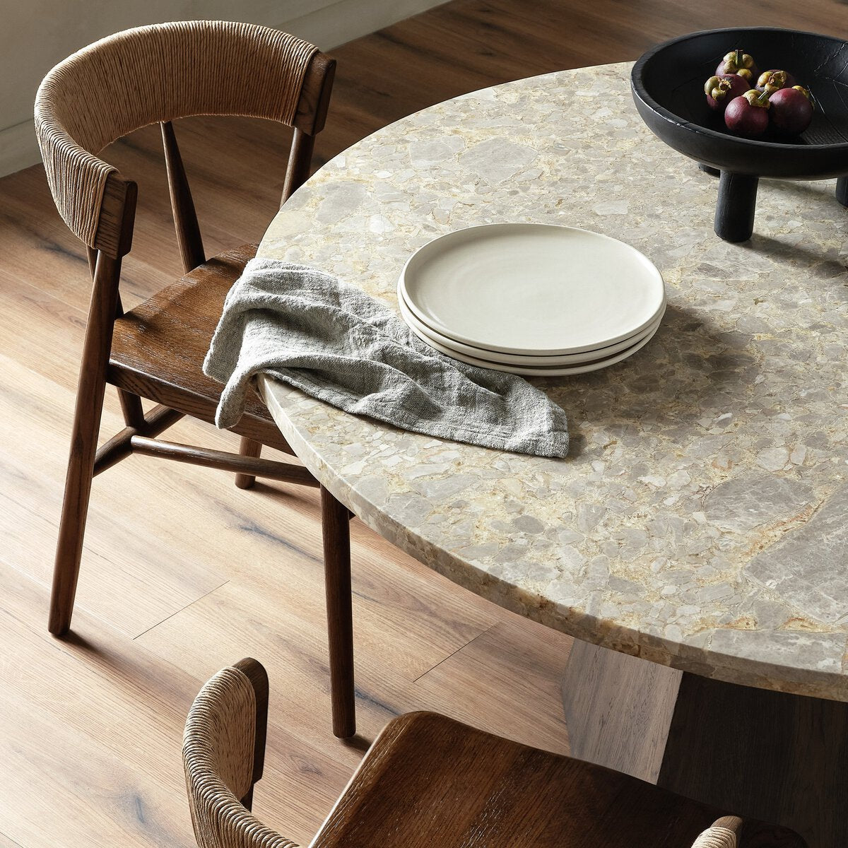 BRISA ROUND DINING TABLE DUNE ONYX